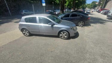 Slika od Jedan vozač je odlučio ostaviti svoj automobil na samom ulazu na parking u ulici Krešimira Ćosića. I da je na 5 minuta, predugo je…