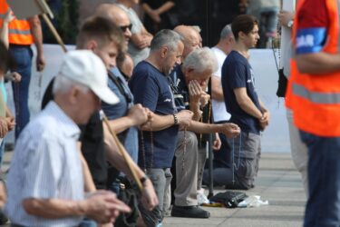 Slika od Jedna obična subota u srpnju na 30 stupnjeva Celzija: Klečavci mole, prosvjednici bubnjaju, policija regulira ‘promet‘