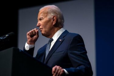 Slika od Joe Biden shvaća da se mora povući. Ovo je vikend odluke, tvrde upućeni, a protiv Trumpa nastavlja Kamala Harris