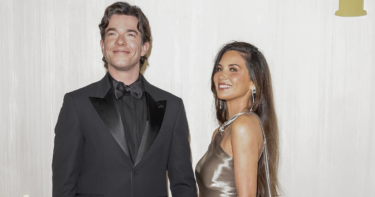 Slika od John Mulaney i Olivia Munn vjenčali su se u tajnosti