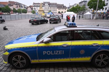 Slika od Još jedan horor u Njemačkoj. Polio goste kafića kiselinom: ‘Mladić je vikao: Gorim, gorim’