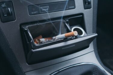 Slika od Kako najbrže odmagliti stakla i riješiti se cigaretnog dima iz auta? Ovaj gumb radi čuda