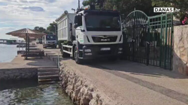 Slika od Kamion za odvoz otpada klizi uz rub mora, mještani u šoku: ‘Snimaj, ima 10 centimetara…’
