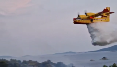 Slika od Kanader gasi veliki požar u blizini Trogira