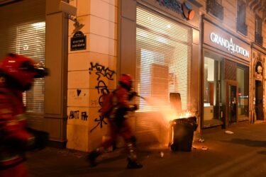 Slika od Kaos, nasilje i uništavanje u Francuskoj: Podivljali prosvjednici sukobili se s policijom