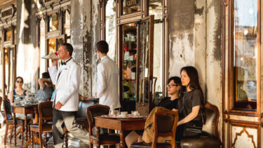 Slika od KLIMATSKE PROMJENE U Veneciji je toliko vruće da konobari u povijesnom cafeu Florian prvi put u 300 godina rade bez sakoa i leptir mašni