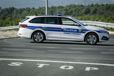 Slika od Kod Primoštena se prevrnuo automobil, jedna osoba izvučena