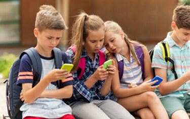 Slika od Koliko bi vremena djeca trebala provoditi na mobitelima? Novo istraživanje daje potencijalni odgovor na to pitanje