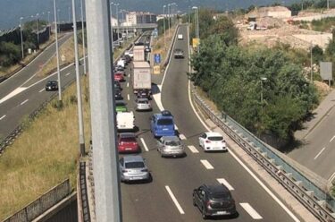 Slika od Kolona vozila na riječkoj obilaznici u smjeru Rupe zbog nesreće kod čvora Rujevica