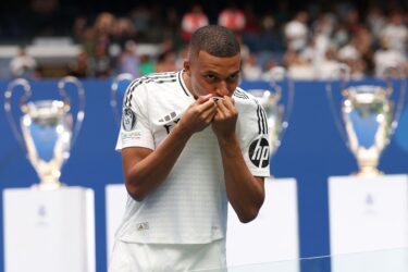 Slika od Kylian Mbappé spektakularno predstavljen u Madridu, ljubi grb, a 85.000 gledatelja u transu