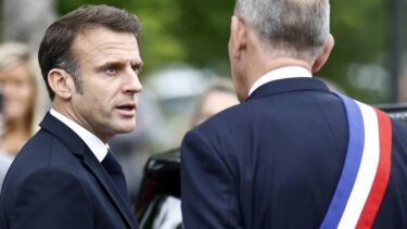 Slika od Macron istražuje opcije nakon iznenađujućih izbornih rezultata