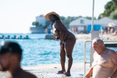 Slika od ‘Malo joj za sriću triba…‘: gosti guštaju na dalmatinskim plažama, u predvečerje je najljepše, pogledajte fotografije