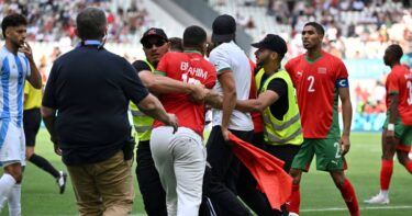 Slika od Maroko nakon prekida utakmice pobijedio Argentinu na OI-ju. Stadion evakuiran