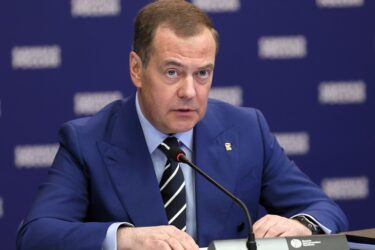 Slika od Medvedev: Trump će sigurno pobijediti, samo ako ga ne ubiju