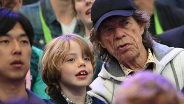 Slika od Mick Jagger (81) na Olimpijskim igrama pratio je mačevanje sa sinčićem Deverauxom (7)…