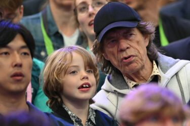 Slika od Mick Jagger na Olimpijskim igrama viđen u društvu najmlađeg sina Deverauxa