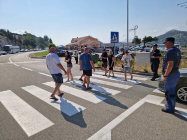 Slika od Mirni prosvjed na magistrali kod Čeveljuše: Građani negoduju zbog mogućeg puštanja na slobodu Albanke koja je skrivila prometnu nesreću na Ratcu