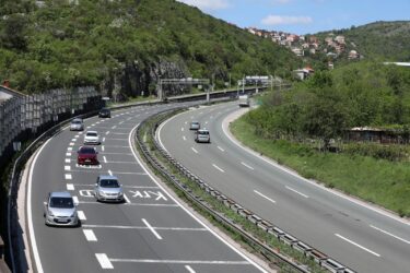 Slika od Mladić na autocesti pretrčavao svih šest prometnih traka, kažnjen je