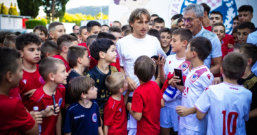 Slika od Modrić stigao u Mostar na premijeru filma o Zrinjskom, nastala euforija