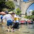 Slika od Mostar se kuha na 36 stupnjeva: Ljudi pronašli spas u Neretvi i sladoledu