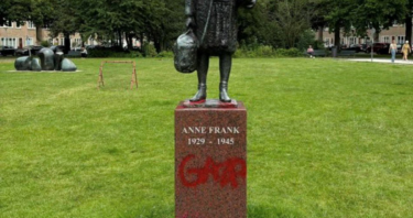 Slika od Na kipu Anne Frank u Amsterdamu crvenom bojom ispisana riječ “Gaza”