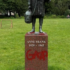 Slika od Na kipu Anne Frank u Amsterdamu crvenom bojom ispisana riječ “Gaza”