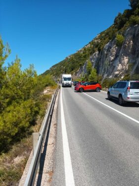 Slika od Na magistrali kod Ratca auto se prevrnulo na krov! Promet teče uz policijsku regulaciju