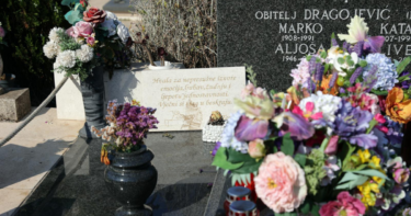 Slika od Na Oliverovom grobu ostavljeni poruke i cvijeće: “Vječni si trag u beskraju”