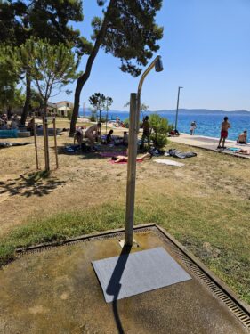 Slika od Na plaži Kolovare sami riješili problem koji je mnogim kupačima, posebno starijim osobama, stvarao poteškoće…