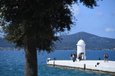 Slika od Na srednjem Jadranu i u unutrašnjosti Dalmacije danju posvuda vruće, more malo do umjereno valovito