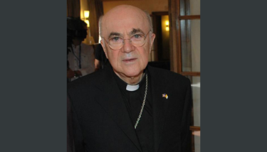 Slika od Nadbiskup koji je papu Franju prozvao ‘slugom Sotone’ izbačen iz crkve