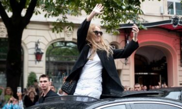Slika od Nakon nastupa koji je sve dirnuo: Celine Dion napustila Pariz sa stilom