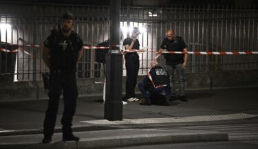 Slika od Napad nožem na vojnika u Parizu. Napadač navodno vikao “Allahu Akbar”