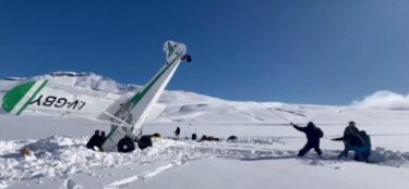 Slika od Nesvakidašnja snimka: Avion izvučen iz snježnog pokrivača, pilota spasili dan nakon nesreće