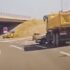 Slika od Nevjerojatna snimka iz Splita: Kamion udario auto pa ga još metrima dalje vukao po cesti…