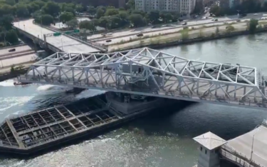 Slika od Nevjerojatni prizori: Zbog rekordnih vrućina zaglavio se most u New Yorku