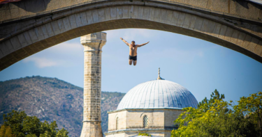 Slika od Održani 458. tradicionalni skokovi sa Starog mosta u Mostaru, evo kako je izgledalo