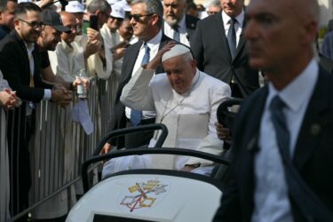 Slika od Oduševljenje u Trstu: Papa Franjo doletio helikopterom, dočekali su ga kao pravu filmsku zvijezdu