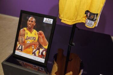 Slika od Ormarić Kobea Bryanta i Maradonin dres na aukciji u New Yorku