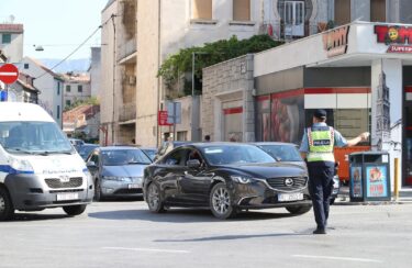 Slika od Otkriveno tko je policajac koji je pomogao trudnici u Splitu: “Žena mi je mahala”