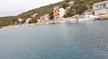 Slika od Ovaj hrvatski otok nema ni trgovinu ni kafić ni plažu, a bome ni turista: ‘Pijemo šmrkavac’