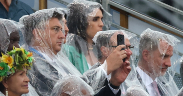 Slika od Ovako se Plenković štitio od kiše na otvaranju Olimpijskih igara