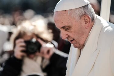 Slika od Papa upozorio na ozbiljan problem: ‘Jasno je da u današnjem svijetu demokracija nije dobroga zdravlja’