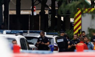 Slika od Pariz: Autom udario u terasu kafića, jedan mrtav, dvoje teško ozlijeđeno