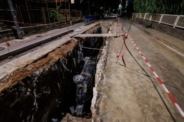 Slika od Pijan u Solinu sletio s kolnika, upao u kanal i prevrnuo auto na bok