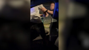 Slika od Pijani suvozač iz Karlovca (19) pokazivao srednji prst policajcima. Vozač snimio nasilno privođenje