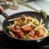 Slika od Pileća krilca s hrpom povrća iz woka: Ovo bogatstvo okusa ne želite propustiti