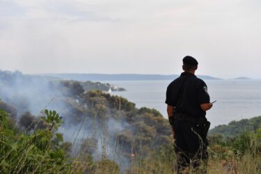 Slika od Piroman koji je podmetnuo požar kod Trogira ide iza rešetaka