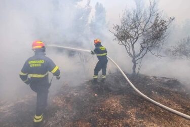Slika od Planulo iznad Orebića, vatra zaprijetila kućama. Vatrogasci i stanovnici stavili vatru pod kontrolu