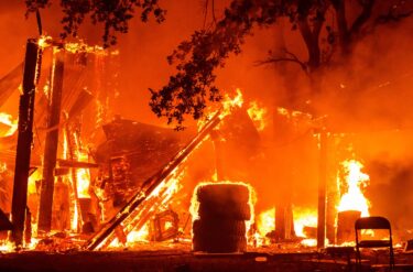 Slika od Pogledajte jezive prizore požara u Kaliforniji: Vatra gutala domove, ljudi prisiljeni na evakuaciju